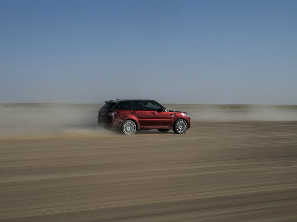 ದಾಖಲೆ ಸಮಯದಲ್ಲಿ ಅರಬ್ ಮರುಭೂಮಿ ಕ್ರಮಿಸಿದ ರೇಂಜ್ ರೋವರ್