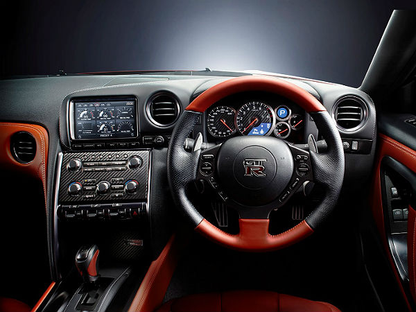 2015 ನಿಸ್ಸಾನ್ ಜಿಟಿ-ಆರ್ ಫೇಸ್‌ಲಿಫ್ಟ್ ಅನಾವರಣ