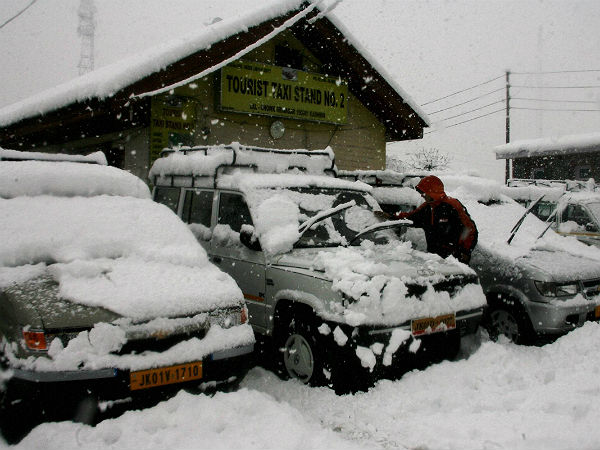 ಕಾಶ್ಮೀರದಲ್ಲಿ ಭಾರಿ ಹಿಮಪಾತ; ವಾಹನಗಳು ಉಲ್ಟಾಪಲ್ಟಿ 