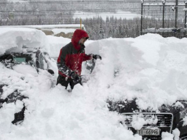 ಕಾಶ್ಮೀರದಲ್ಲಿ ಭಾರಿ ಹಿಮಪಾತ; ವಾಹನಗಳು ಉಲ್ಟಾಪಲ್ಟಿ 