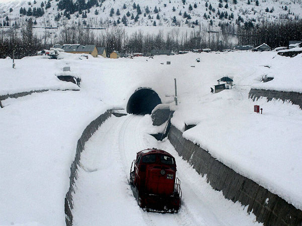 ಕಾಶ್ಮೀರದಲ್ಲಿ ಭಾರಿ ಹಿಮಪಾತ; ವಾಹನಗಳು ಉಲ್ಟಾಪಲ್ಟಿ 