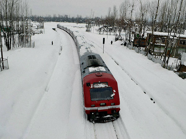 ಕಾಶ್ಮೀರದಲ್ಲಿ ಭಾರಿ ಹಿಮಪಾತ; ವಾಹನಗಳು ಉಲ್ಟಾಪಲ್ಟಿ 