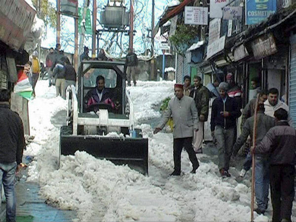 ಕಾಶ್ಮೀರದಲ್ಲಿ ಭಾರಿ ಹಿಮಪಾತ; ವಾಹನಗಳು ಉಲ್ಟಾಪಲ್ಟಿ 