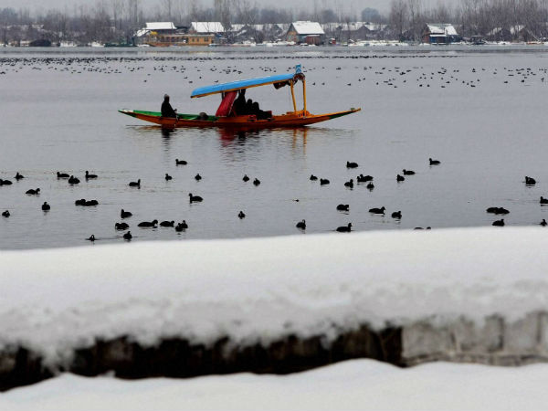 ಕಾಶ್ಮೀರದಲ್ಲಿ ಭಾರಿ ಹಿಮಪಾತ; ವಾಹನಗಳು ಉಲ್ಟಾಪಲ್ಟಿ 