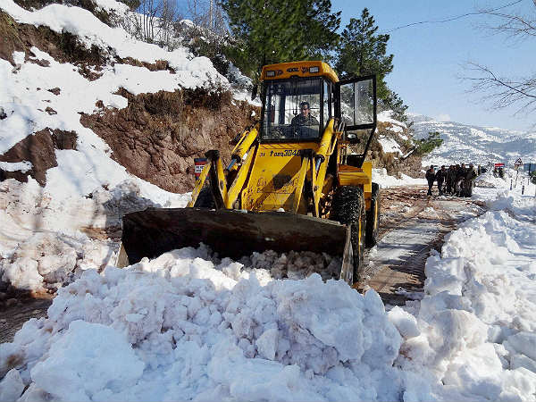 ಭಾರಿ ಹಿಮಪಾತ; ವಾಹನಗಳು ಉಲ್ಟಾಪಲ್ಟಿ 