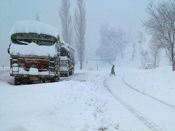 ಭಾರಿ ಹಿಮಪಾತ; ವಾಹನಗಳು ಉಲ್ಟಾಪಲ್ಟಿ 