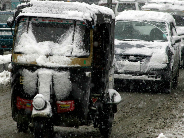 ಭಾರಿ ಹಿಮಪಾತ; ವಾಹನಗಳು ಉಲ್ಟಾಪಲ್ಟಿ 