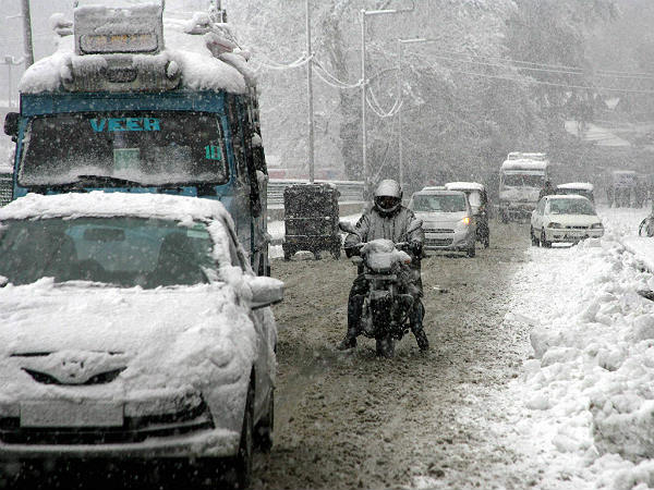ಭಾರಿ ಹಿಮಪಾತ; ವಾಹನಗಳು ಉಲ್ಟಾಪಲ್ಟಿ 