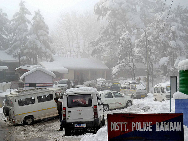 ಭಾರಿ ಹಿಮಪಾತ; ವಾಹನಗಳು ಉಲ್ಟಾಪಲ್ಟಿ 