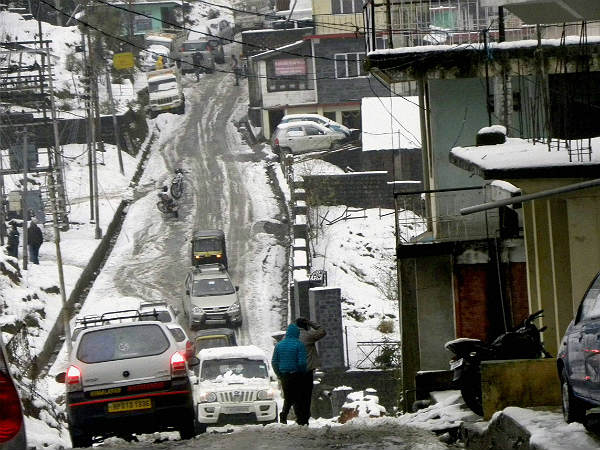 ಭಾರಿ ಹಿಮಪಾತ; ವಾಹನಗಳು ಉಲ್ಟಾಪಲ್ಟಿ 
