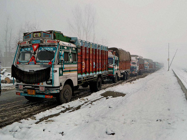 ಭಾರಿ ಹಿಮಪಾತ; ವಾಹನಗಳು ಉಲ್ಟಾಪಲ್ಟಿ 