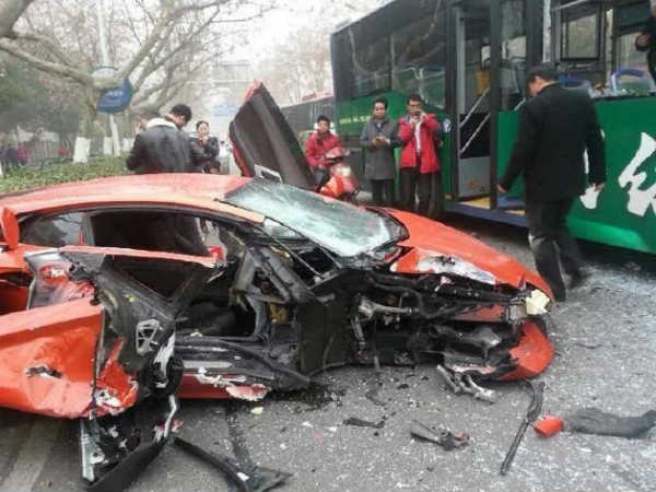 ಬಸ್ಸಿಗೆ ಢಿಕ್ಕಿ ಹೊಡೆದ ಲಂಬೋ; ಚಾಲಕ ಅದೃಷ್ಟವಶಾತ್ ಪಾರು