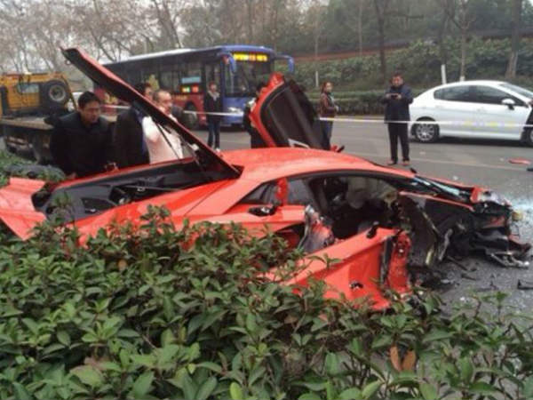 ಬಸ್ಸಿಗೆ ಢಿಕ್ಕಿ ಹೊಡೆದ ಲಂಬೋ; ಚಾಲಕ ಅದೃಷ್ಟವಶಾತ್ ಪಾರು