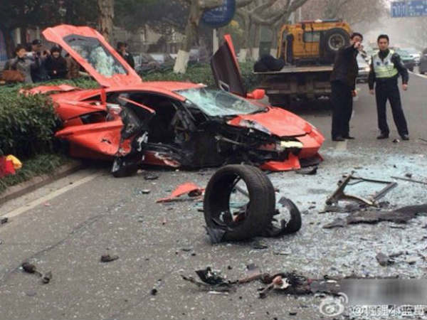 ಬಸ್ಸಿಗೆ ಢಿಕ್ಕಿ ಹೊಡೆದ ಲಂಬೋ; ಚಾಲಕ ಅದೃಷ್ಟವಶಾತ್ ಪಾರು