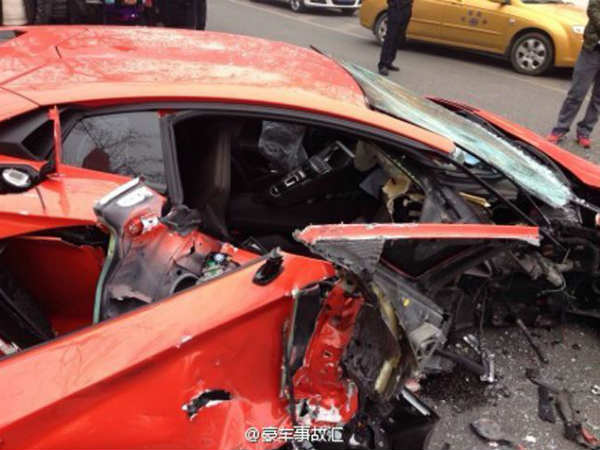 ಬಸ್ಸಿಗೆ ಢಿಕ್ಕಿ ಹೊಡೆದ ಲಂಬೋ; ಚಾಲಕ ಅದೃಷ್ಟವಶಾತ್ ಪಾರು