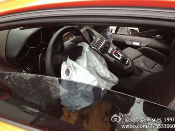 ಬಸ್ಸಿಗೆ ಢಿಕ್ಕಿ ಹೊಡೆದ ಲಂಬೋ; ಚಾಲಕ ಅದೃಷ್ಟವಶಾತ್ ಪಾರು