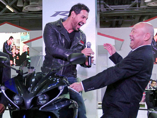 ಆಟೋ ಎಕ್ಸ್‌ಪೋದಲ್ಲಿ ಸೆಲೆಬ್ರಿಟಿಗಳ ಕಲರವ 