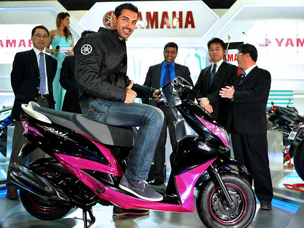 ಆಟೋ ಎಕ್ಸ್‌ಪೋದಲ್ಲಿ ಸೆಲೆಬ್ರಿಟಿಗಳ ಕಲರವ 