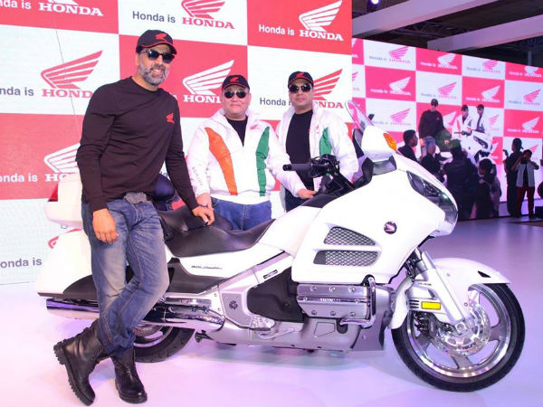 ಆಟೋ ಎಕ್ಸ್‌ಪೋದಲ್ಲಿ ಸೆಲೆಬ್ರಿಟಿಗಳ ಕಲರವ 