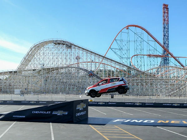 ರಿವರ್ಸ್ ಕಾರು ಜಂಪ್; ಗಿನ್ನೆಸ್ ದಾಖಲೆ ಬರೆದ ರೊಬ್ 