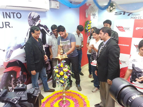 'ಡೈನಾಮಿಕ್ ಹೀರೊ' ಪ್ರಜ್ವಲ್ ಸ್ಟೈಲಲ್ಲಿ ಎಂಟ್ರಿ ಕೊಟ್ಟ ಹ್ಯೊಸಂಗ್