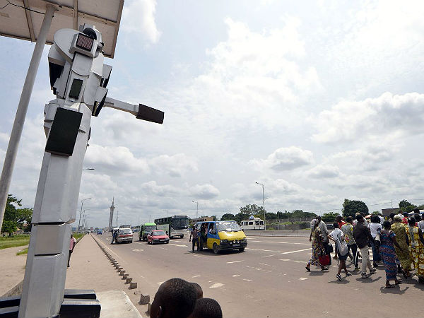 ನೋಡಿದ್ರಾ ವಿಶ್ವದ ಪ್ರಪ್ರಥಮ ರೊಬೊ ಟ್ರಾಫಿಕ್ ಪೊಲೀಸ್