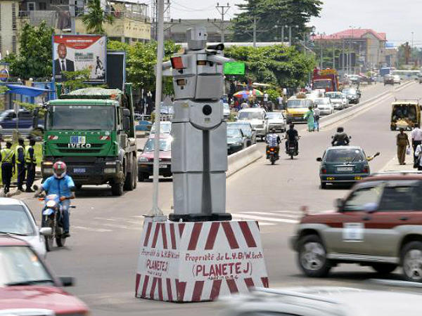ನೋಡಿದ್ರಾ ವಿಶ್ವದ ಪ್ರಪ್ರಥಮ ರೊಬೊ ಟ್ರಾಫಿಕ್ ಪೊಲೀಸ್