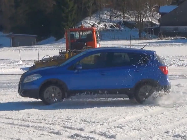 ಹಿಮಪಾತದಲ್ಲಿ ಸುಜುಕಿ ಎಸ್-ಕ್ರಾಸ್ ತಾಂಡವ ನೃತ್ಯ