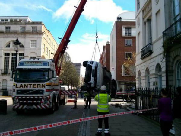 ಲಂಡನ್‌ನಲ್ಲಿ ಉರುಳಿದ 80 ಲಕ್ಷದ ದುಬಾರಿ ರೇಂಜ್ ರೋವರ್