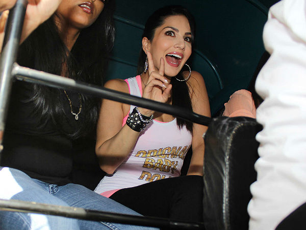 ರಾಗಿಣಿ ಎಂಎಂಎಸ್2 ಪ್ರಚಾರಾರ್ಥ ಟಾಪ್‌ಲೆಸ್ ಆಟೋವನ್ನೇರಿದ ಸನ್ನಿ 