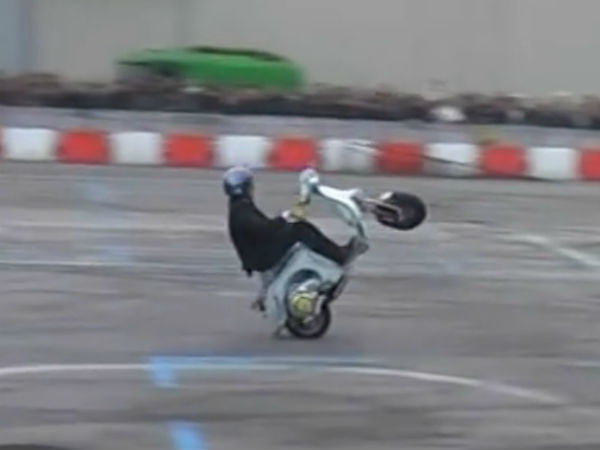 ವೆಸ್ಪಾ ಫ್ರೀಸ್ಟೈಲ್ ಸ್ಕೂಟರ್ ಸ್ಟಂಟ್ 