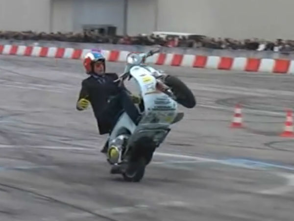 ವೆಸ್ಪಾ ಫ್ರೀಸ್ಟೈಲ್ ಸ್ಕೂಟರ್ ಸ್ಟಂಟ್ 