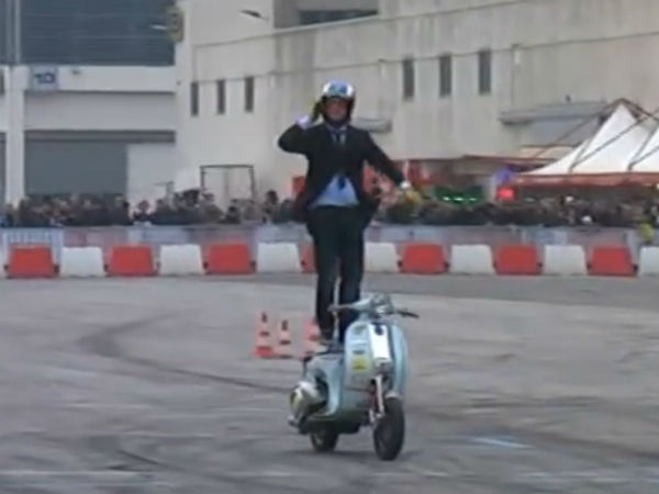 ವೆಸ್ಪಾ ಫ್ರೀಸ್ಟೈಲ್ ಸ್ಕೂಟರ್ ಸ್ಟಂಟ್ 