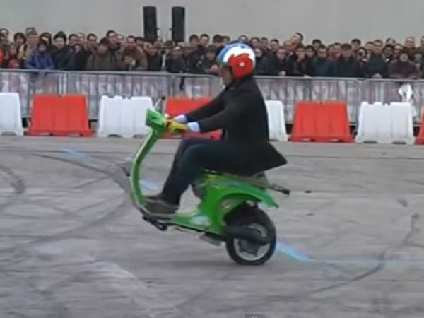 ವೆಸ್ಪಾ ಫ್ರೀಸ್ಟೈಲ್ ಸ್ಕೂಟರ್ ಸ್ಟಂಟ್ 