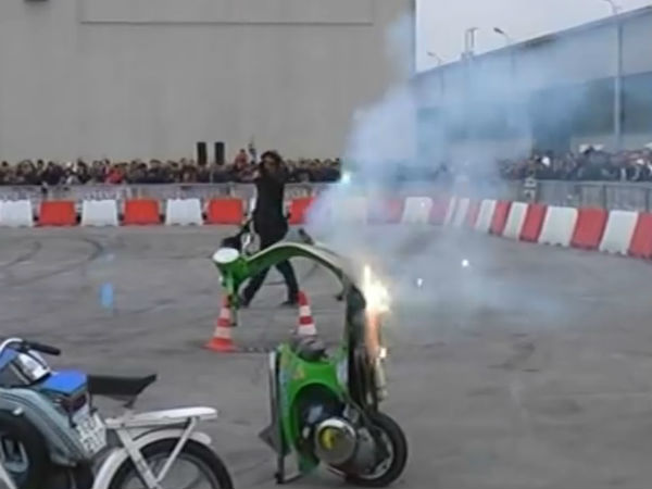 ವೆಸ್ಪಾ ಫ್ರೀಸ್ಟೈಲ್ ಸ್ಕೂಟರ್ ಸ್ಟಂಟ್ 