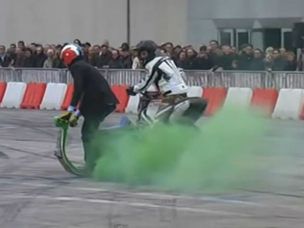 ವೆಸ್ಪಾ ಫ್ರೀಸ್ಟೈಲ್ ಸ್ಕೂಟರ್ ಸ್ಟಂಟ್ 