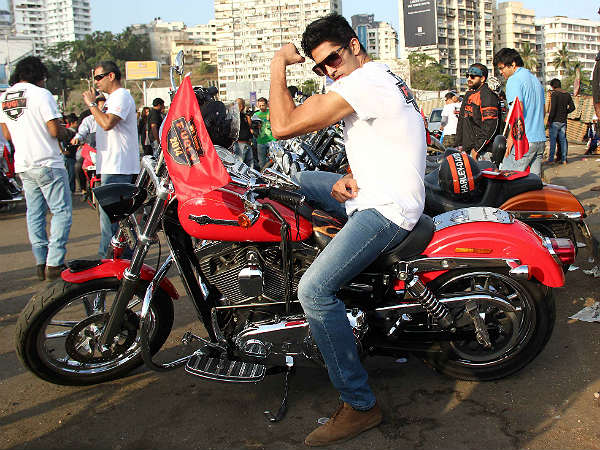 ಫಗ್ಲಿ ಪ್ರಚಾರದಲ್ಲಿ ಸೂಪರ್ ಬೈಕ್‌ಗಳ ಮಿಂಚಿಂಗ್ 