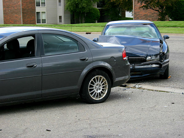 ರಿವರ್ಸ್ ಪಾರ್ಕಿಂಗ್ ಸರಿಯಾಗಿ ಅಭ್ಯಾಸಿಸಿ; ಇಲ್ಲಂದ್ರೆ ಎಡವಟ್ಟಾದಿತು!