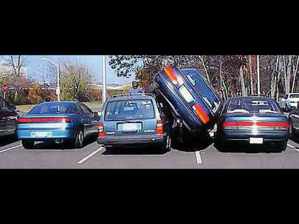 ರಿವರ್ಸ್ ಪಾರ್ಕಿಂಗ್ ಸರಿಯಾಗಿ ಅಭ್ಯಾಸಿಸಿ; ಇಲ್ಲಂದ್ರೆ ಎಡವಟ್ಟಾದಿತು!