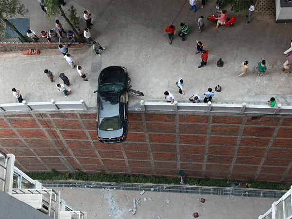 ರಿವರ್ಸ್ ಪಾರ್ಕಿಂಗ್ ಸರಿಯಾಗಿ ಅಭ್ಯಾಸಿಸಿ; ಇಲ್ಲಂದ್ರೆ ಎಡವಟ್ಟಾದಿತು!