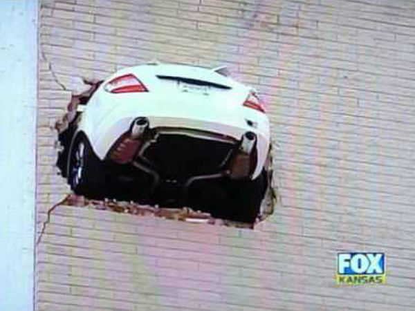 ರಿವರ್ಸ್ ಪಾರ್ಕಿಂಗ್ ಸರಿಯಾಗಿ ಅಭ್ಯಾಸಿಸಿ; ಇಲ್ಲಂದ್ರೆ ಎಡವಟ್ಟಾದಿತು!