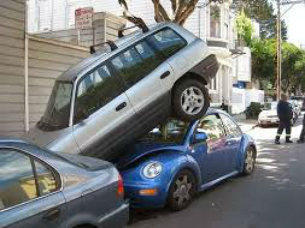 ರಿವರ್ಸ್ ಪಾರ್ಕಿಂಗ್ ಸರಿಯಾಗಿ ಅಭ್ಯಾಸಿಸಿ; ಇಲ್ಲಂದ್ರೆ ಎಡವಟ್ಟಾದಿತು!