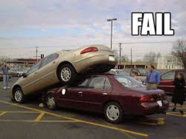 ರಿವರ್ಸ್ ಪಾರ್ಕಿಂಗ್ ಸರಿಯಾಗಿ ಅಭ್ಯಾಸಿಸಿ; ಇಲ್ಲಂದ್ರೆ ಎಡವಟ್ಟಾದಿತು!