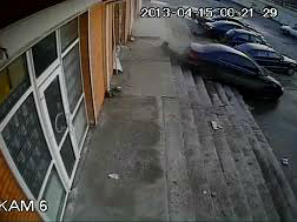 ರಿವರ್ಸ್ ಪಾರ್ಕಿಂಗ್ ಸರಿಯಾಗಿ ಅಭ್ಯಾಸಿಸಿ; ಇಲ್ಲಂದ್ರೆ ಎಡವಟ್ಟಾದಿತು!