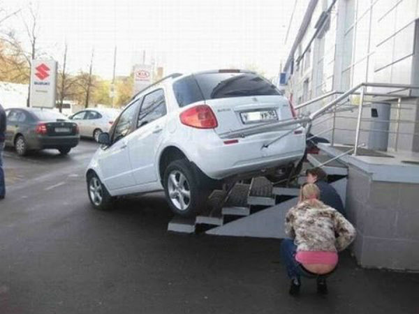 ರಿವರ್ಸ್ ಪಾರ್ಕಿಂಗ್ ಸರಿಯಾಗಿ ಅಭ್ಯಾಸಿಸಿ; ಇಲ್ಲಂದ್ರೆ ಎಡವಟ್ಟಾದಿತು!