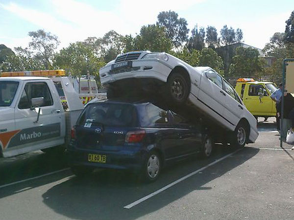 ರಿವರ್ಸ್ ಪಾರ್ಕಿಂಗ್ ಸರಿಯಾಗಿ ಅಭ್ಯಾಸಿಸಿ; ಇಲ್ಲಂದ್ರೆ ಎಡವಟ್ಟಾದಿತು!