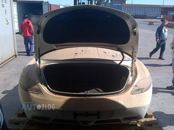 4 ಕೋಟಿ ಬೆಲೆಬಾಳುವ ಬೆಂಝ್ ಐಷಾರಾಮಿ ಕಾರು ಸಮುದ್ರ ಪಾಲು 