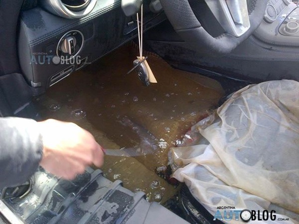 4 ಕೋಟಿ ಬೆಲೆಬಾಳುವ ಬೆಂಝ್ ಐಷಾರಾಮಿ ಕಾರು ಸಮುದ್ರ ಪಾಲು 