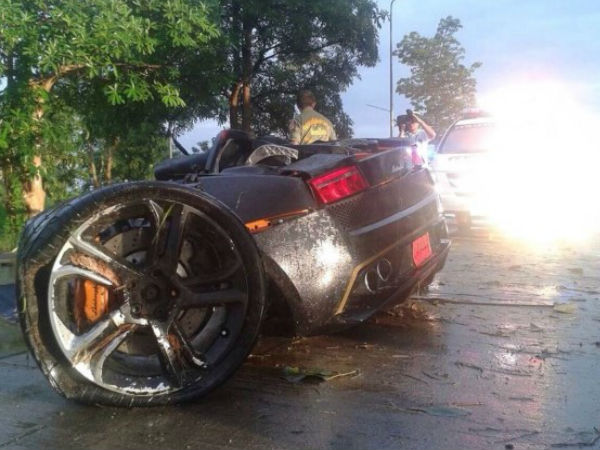 ಅಪಘಾತ ರಭಸಕ್ಕೆ ಲಂಬೋರ್ಗಿನಿ ಇಬ್ಭಾಗ; ಬುದ್ಧ ಮಹಿಮೆ ಚಾಲಕ ಪಾರು!