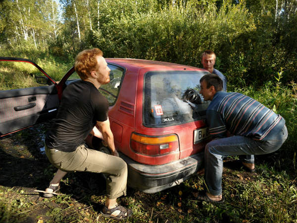 ಕೆಸರಿನಲ್ಲಿ ಸಿಲುಕಿದ ಕಾರನ್ನು ಹೊರತೆಗೆಯುವ ವಿಧಾನ ಹೇಗೆ?